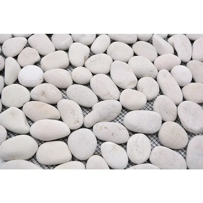 Mosaikfliese Kiesel XKF 006M - 30,5 x 30,5 cm, Weiß, Matt - Nahaufnahme von weißen Kieselsteinen auf einem dunklen Netz. Die Steine sind glatt und abgerundet und liegen dicht nebeneinander.