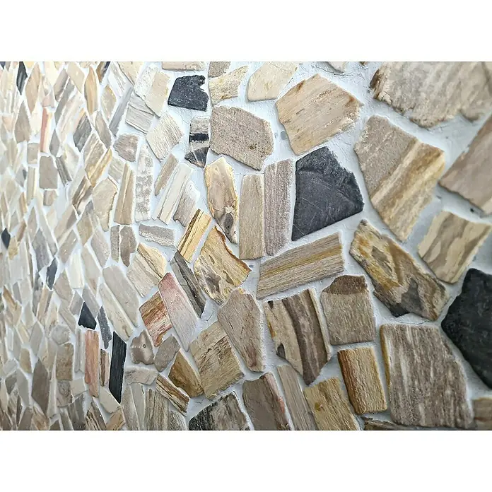 Mosaikfliese Mix CIOT FNWS - 30,5 x 30,5 cm, Braun/Beige, Matt - Detailaufnahme einer Wandverkleidung aus Naturstein. Die Steine sind in verschiedenen Größen und Farben arrangiert und erzeugen einen rustikalen Look.