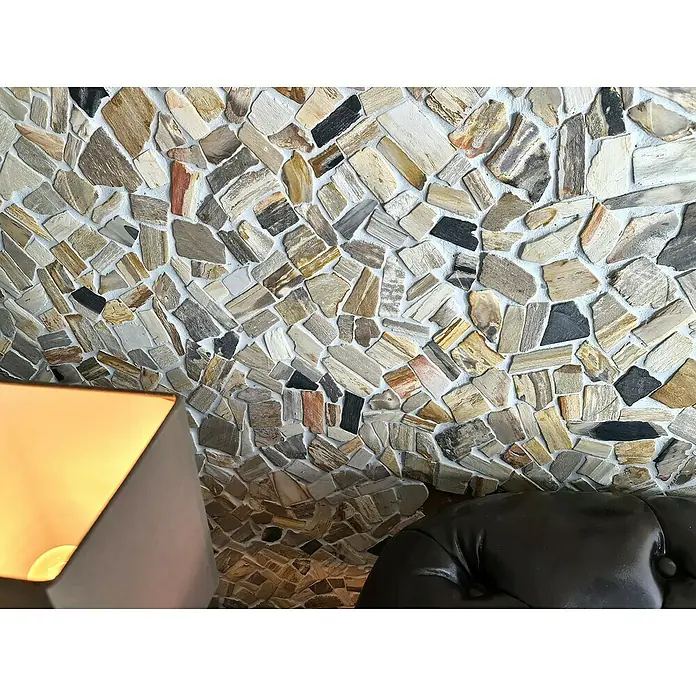Mosaikfliese Mix CIOT FNWS - 30,5 x 30,5 cm, Braun/Beige, Matt - Detailansicht einer Akzentwand mit dekorativen Holzscheiben, die ein organisches und warmes Ambiente schafft. Das Design ist auffällig und modern.