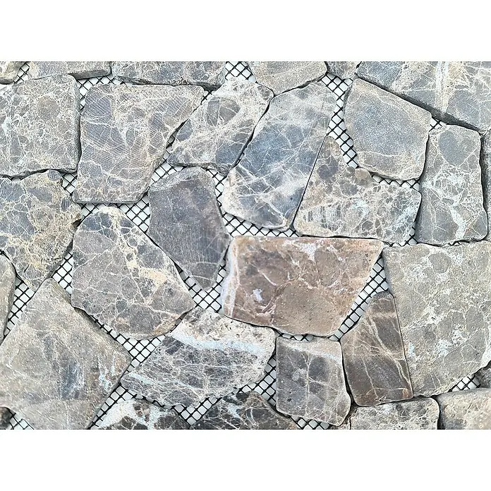 Mosaikfliese Uni CIOT 30/180KB - 30,5 x 30,5 cm, Braun, Matt - Nahaufnahme von strukturierten, grauen Marmorfliesen, die auf einem schwarzen Netz befestigt sind und ein natürliches, rustikales Aussehen bieten.