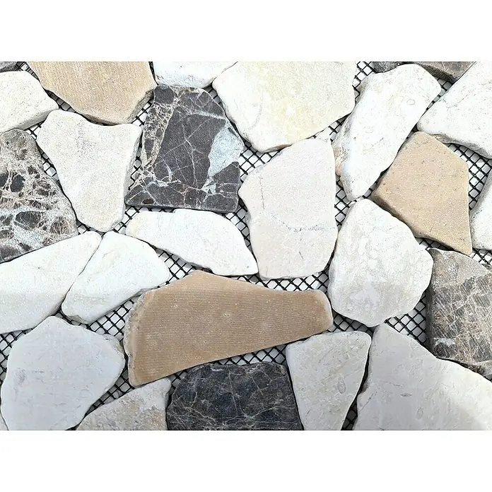 Mosaikfliese Mix CIOT 30/190KBM - 30,5 x 30,5 cm, Braun/Weiß, Matt - Nahaufnahme einer Mosaikfliese aus verschiedenen Steinen in Weiß-, Beige- und Grautönen. Die unregelmäßigen Formen sind auf einem schwarzen Netz fixiert.