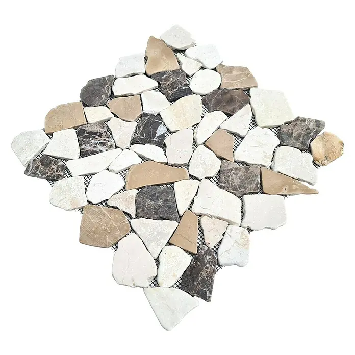 Mosaikfliese Mix CIOT 30/190KBM - 30,5 x 30,5 cm, Braun/Weiß, Matt - Nahaufnahme von unregelmäßigen Mosaikfliesen in Weiß-, Braun- und Grautönen, die auf einem Netz montiert sind.