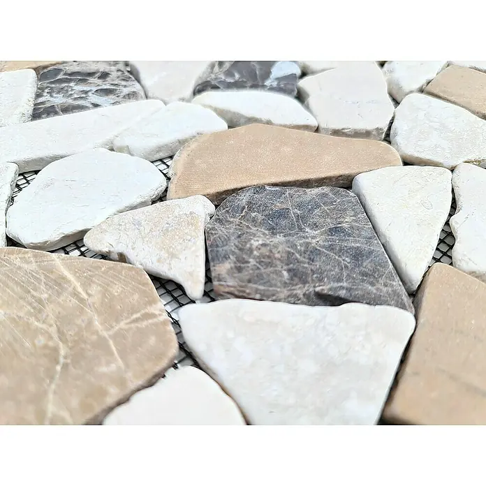 Mosaikfliese Mix CIOT 30/190KBM - 30,5 x 30,5 cm, Braun/Weiß, Matt - Nahaufnahme von Natursteinmosaikfliesen in verschiedenen Farben und Formen, die ein organisches Muster bilden.\n
