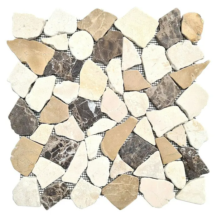 Mosaikfliese Mix CIOT 30/190KBM - 30,5 x 30,5 cm, Braun/Weiß, Matt - Nahaufnahme eines Mosaiks aus verschiedenen Natursteinen, die auf einem Netz befestigt sind und ein dekoratives Muster bilden.