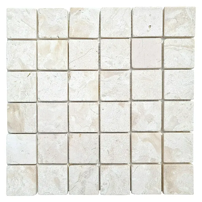 Mosaikfliese Quadrat Uni MOS TN48W - 30,5 x 30,5 cm, Cremeweiß, Matt - Nahaufnahme eines quadratischen Mosaiks aus hellem Naturstein, ideal für stilvolle Wand- und Bodengestaltungen.