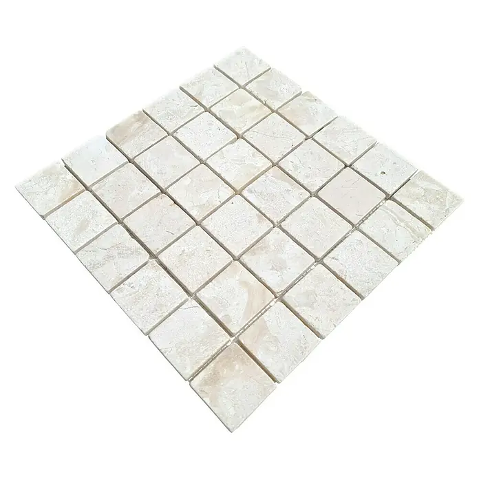 Mosaikfliese Quadrat Uni MOS TN48W - 30,5 x 30,5 cm, Cremeweiß, Matt - Nahaufnahme eines quadratischen Mosaiks aus Naturstein, das eine elegante Textur und helle Farbe zeigt. Ideal für stilvolle Wand- und Bodengestaltungen.