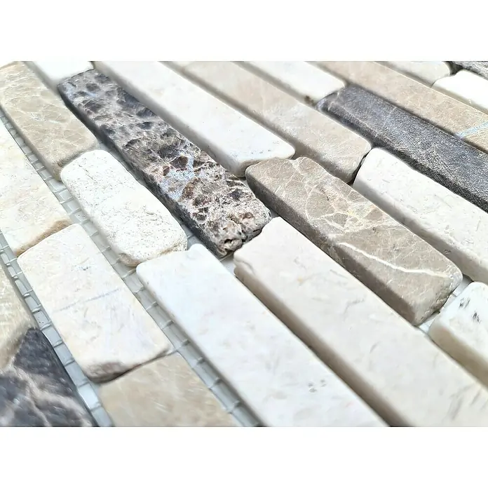 Mosaikfliese MOS BRICK 195KBM - 30,5 x 30,5 cm, Braun/Weiß, Matt - Ein detailliertes Nahaufnahmebild von länglichen Mosaikfliesen in verschiedenen Erd- und Grautönen, die ein elegantes Muster bilden.
