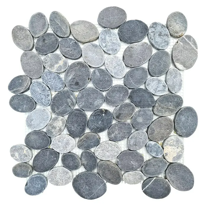 Mosaikfliese XKS INAS - 30,5 x 30,5 cm, Grau, Matt - Nahaufnahme eines Mosaiks aus grauen Kieselsteinen auf einem weißen Netz, ideal für Badezimmerböden oder dekorative Akzente.