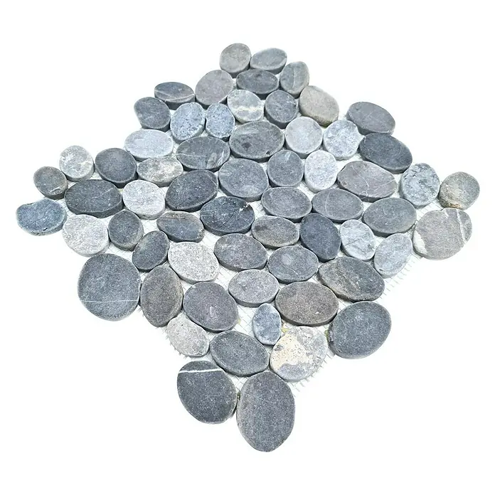 Mosaikfliese XKS INAS - 30,5 x 30,5 cm, Grau, Matt - Nahaufnahme eines Mosaiks aus grauen Flusskieseln auf einem Netzträger, ideal für Bad und Küche.