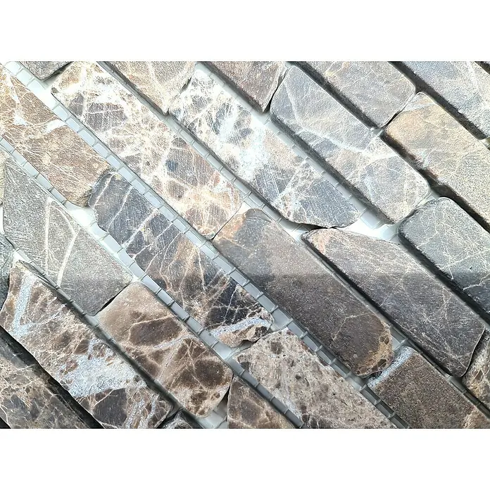 Mosaikfliese MOS BRICK 185KB - 30,5 x 30,5 cm, Braun, Matt - Nahaufnahme eines Mosaiks aus braunen Marmor-Ziegelsteinen mit einer natürlich gesprenkelten Textur, die auf einem Netz befestigt sind.