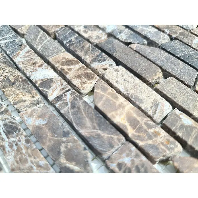 Mosaikfliese MOS BRICK 185KB - 30,5 x 30,5 cm, Braun, Matt - Detailaufnahme eines Mosaiks aus braunen Natursteinen mit deutlicher Marmorierung, ideal für elegante Wand- und Bodengestaltungen.
