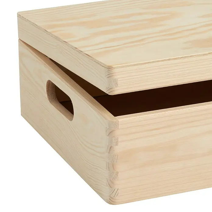 Zeller Present Holzkiste - L x B x H: 40 x 30 x 14 cm, Holz - Detailaufnahme einer hellen Holzbox mit Deckel und Griff, die die natürliche Maserung des Holzes und die handwerkliche Verarbeitung hervorhebt.