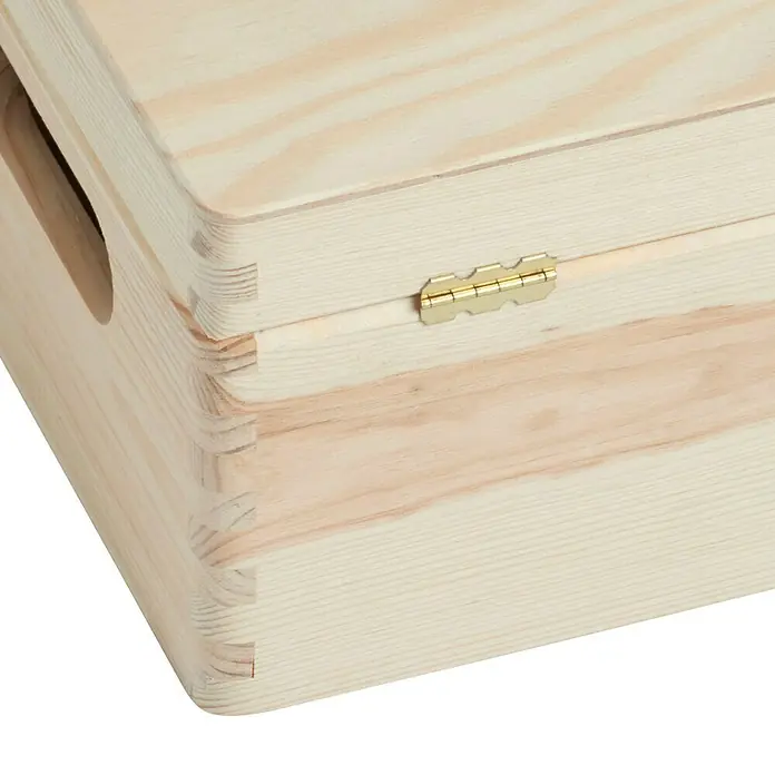 Zeller Present Holzkiste - L x B x H: 30 x 20 x 14 cm, Holz - Detailansicht einer hellen Holzkiste mit Scharnier und Fingerzinkenverbindung, ideal für Aufbewahrung.