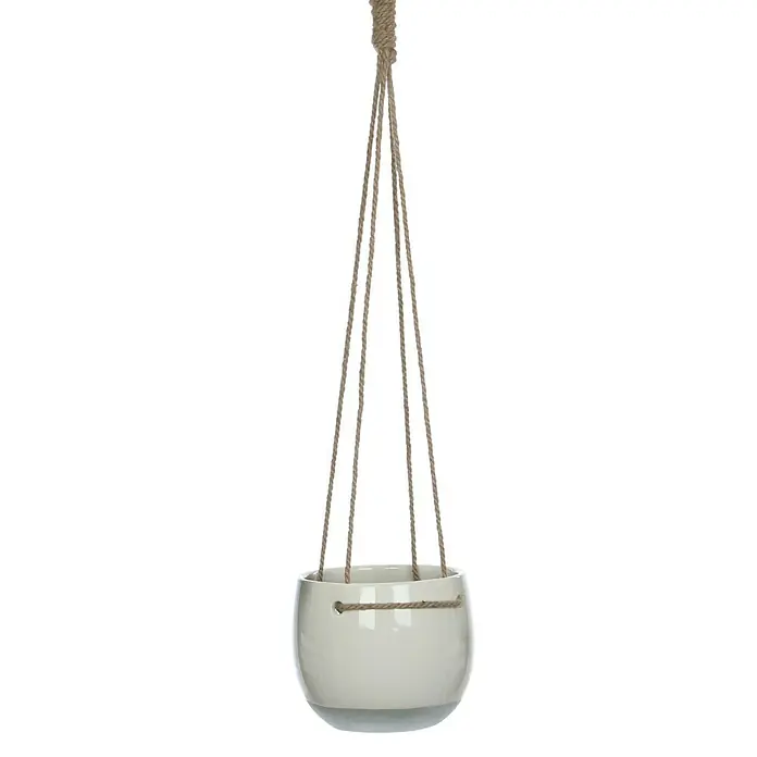 Mica Decorations Blumenampel Resa - Außenmaß (Ø x H): 16,5 x 13,5 cm, Keramik, Weiß, Glänzend - Hängepflanzgefäß mit einem cremefarbenen Topf, der an robusten, hellbraunen Seilen hängt. Ideal für Zimmerpflanzen und zur Dekoration.