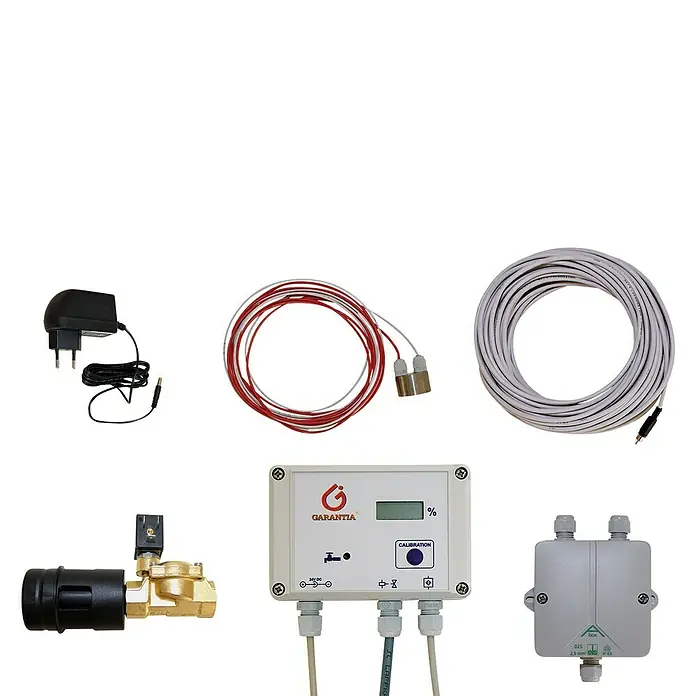 Garantia Trinkwassernachspeisung - Mit Sensorsteuerung - Produktbild: GARANTIA Wassersparsystem mit Display, Kabeln, Netzteil und Ventilen für effiziente Wassernutzung.\n