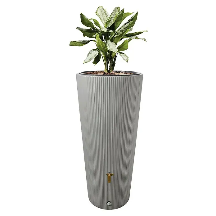 4rain Regenspeicher Vaso Decor 2in1 - 220 l, Zinkgrau - Diese Aufnahme zeigt eine hohe, geriffelte Regentonnen-Pflanzgefäß-Kombination in Grau, mit einer üppigen Grünpflanze.