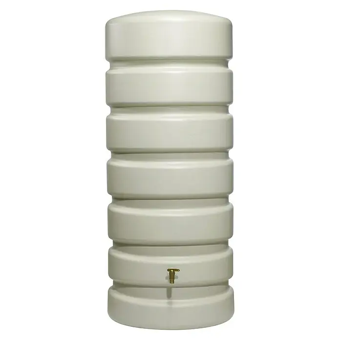 4rain Classic Regenspeicher - 650 l, Sandbeige - Nahaufnahme eines stapelbaren hellbeigen Regentonnenbehälters mit einem Messinghahn zur Wassergewinnung aus der Regentonne.