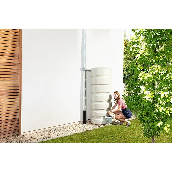 4rain Classic Regenspeicher - 650 l, Sandbeige - Regenwassertank zur Gartenbewässerung mit freundlicher Frau, die eine Gießkanne befüllt. Ideal für nachhaltige Wassernutzung im Garten.