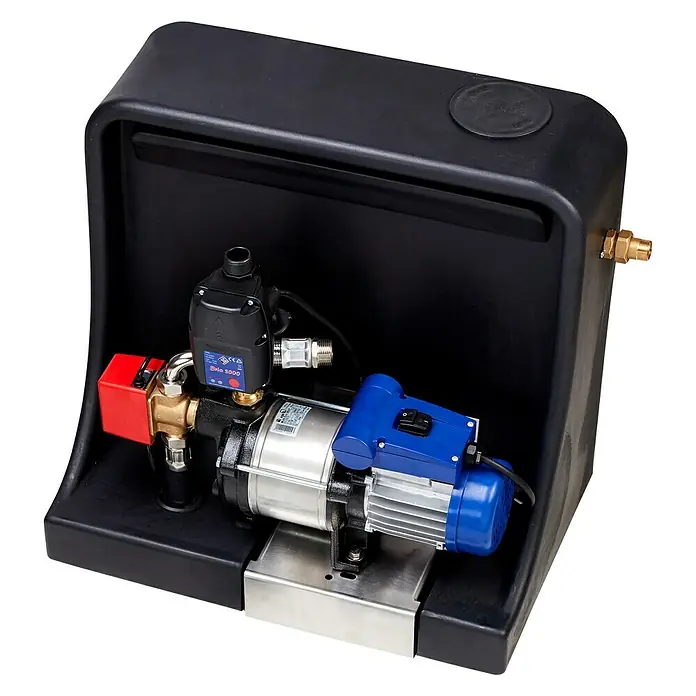 Garantia Trinkwassernachspeisung - 0,66 kW, L x B x H: 61,5 x 40 x 60 cm - Bild eines Hauswasserwerks, das in einem schwarzen Gehäuse eingebaut ist.
