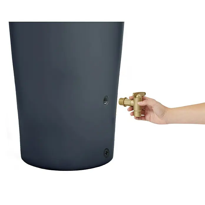 4rain Regenspeicher Vaso 2in1 - 220 l, Darkgranite - Nahaufnahme einer Hand, die einen goldenen Wasserhahn an einem grauen Wasserbehälter befestigt, zur Regenwassernutzung.