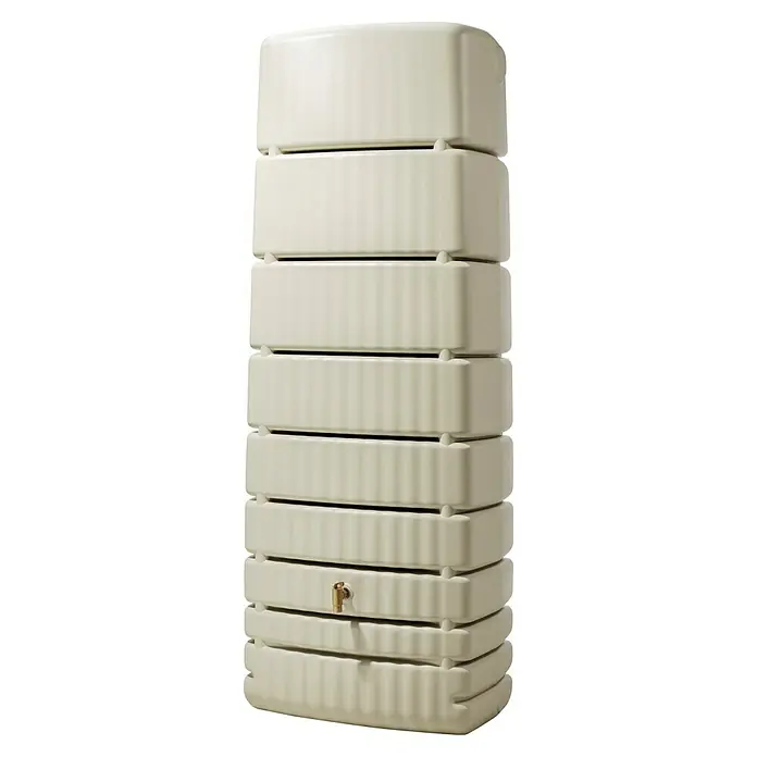 4rain Regenspeicher Slim - 650 l, Sandbeige - Beige Regensammeltank mit gerippter Textur und goldenem Wasserhahn, ideal zur Wasserspeicherung im Garten. Robustes Design.