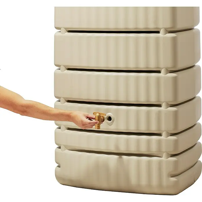4rain Regenspeicher Slim - 650 l, Sandbeige - Nahaufnahme eines Regenwassertanks in Beige mit einem goldenen Hahn, an dem eine Hand dreht.