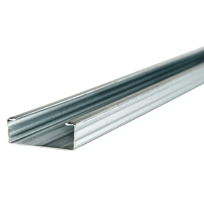 THU Ceiling Solutions Perfil TC47 - 3 m x 47 mm x 17 mm, Acero - Primer plano de un perfil C galvanizado, que proporciona resistencia y durabilidad en la construcción. Ideal para estructuras de entramado.