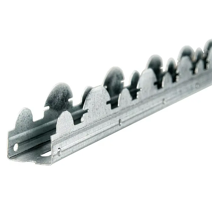 THU Ceiling Solutions Perfil para techo Rastrel TC60 - 3 m x 32 mm x 40 mm - Primer plano de un carril metálico galvanizado con recortes. Ideal para la instalación de paneles de yeso y el enmarcado.