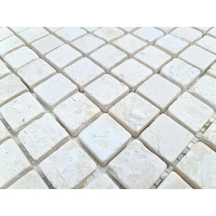 Mosaikfliese Quadrat Uni MOS TN23W - 30,5 x 30,5 cm, Cremeweiß, Matt - Nahaufnahme von quadratischen weißen Marmormosaikfliesen, die ein elegantes und helles Muster für Innenräume bilden.