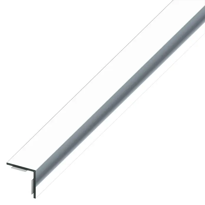 Winkelprofil - 1.000 x 20 x 20 mm, Stärke: 1,5 mm, Kunststoff, Chrom-Optik - Detailaufnahme einer glänzend weißen Sockelleiste mit L-förmigem Profil und Schattenfuge, ideal für moderne Inneneinrichtungen und saubere Übergänge.
