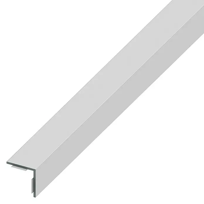 Winkelprofil - 1.000 x 20 x 20 mm, Stärke: 1,5 mm, Kunststoff, Silber - Ein Detailbild eines kantigen, silberfarbenen Metallprofils, das sich diagonal vor einem schwarzen Hintergrund erstreckt und seine Form betont.