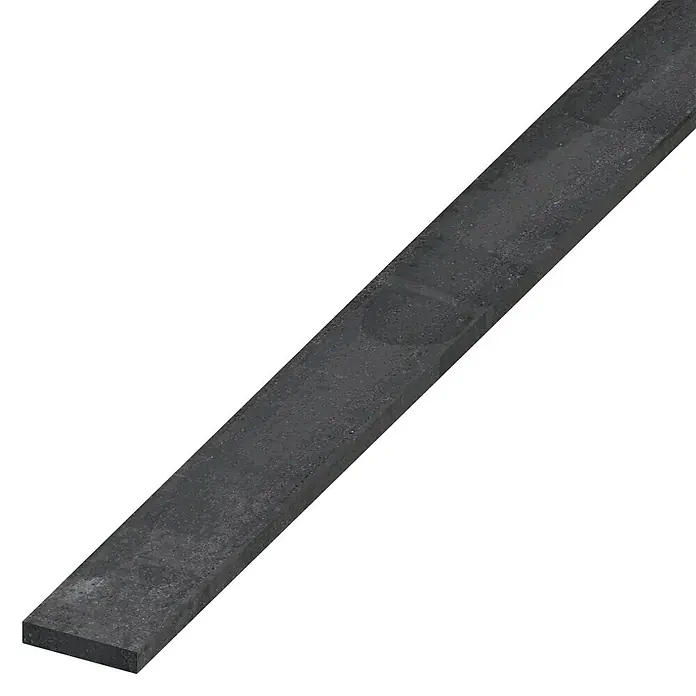 Flachprofil - B x L: 50 x 2.000 mm, Stärke: 8 mm, Stahl, Stahlgrau - Nahaufnahme eines dunkelgrauen oder schwarzen Schleifbandes, das auf einer dunklen Oberfläche liegt und eine körnige Textur aufweist.