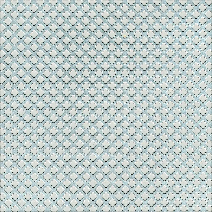 Kreuzlochblech - L x B: 1.000 x 600 mm, Stärke: 0,7 mm, Aluminium, Eloxiert - Helles, blau getöntes Muster mit weißen, vierblättrigen Reliefmotiven, das eine dezente und elegante Oberfläche erzeugt.