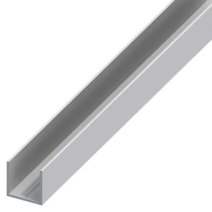 U-Profil 23,5 mm - 2.500 x 23,5 x 23,5 mm, Stärke: 1,5 mm, Silber - Darstellung eines silbernen U-Profils, das in einem Winkel auf schwarzem Hintergrund liegt und seine Form und Struktur hervorhebt.