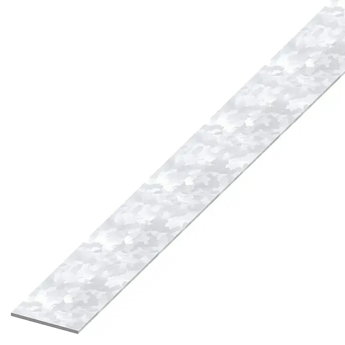 Kantoflex Flachprofil 23,5 mm - 2.500 x 23,5 x 1,2 mm, Stärke: 1,2 mm, Stahl, Silber - Detailaufnahme einer länglichen, silberfarbenen Metallleiste mit unregelmäßiger Textur, ideal für Bau- oder Dekorationsprojekte.