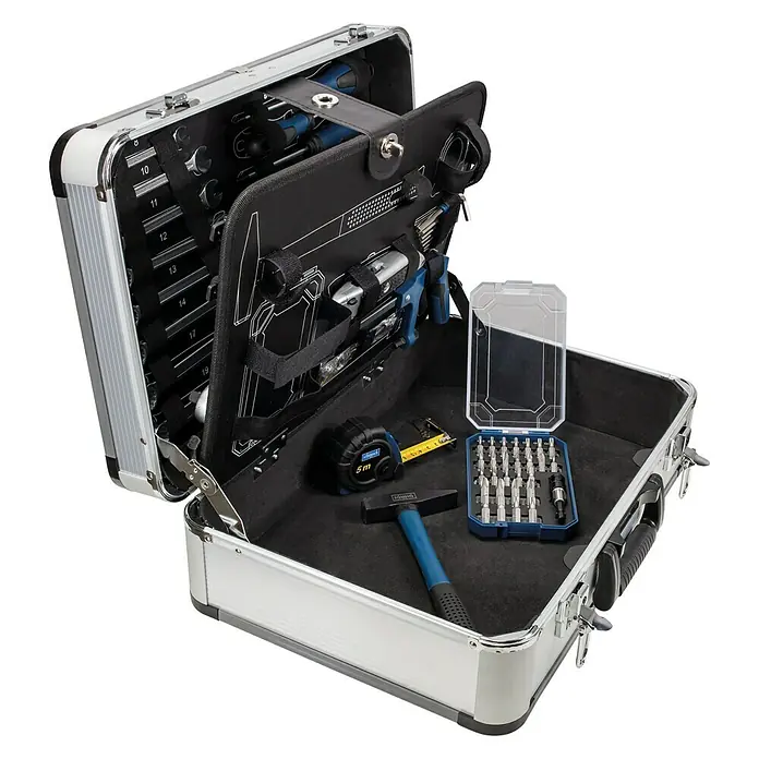 Scheppach Werkzeugkoffer TB150 - L x B x H: 46 x 15 x 32 cm, 101 -tlg. - Ein offener Werkzeugkoffer mit verschiedenen Werkzeugen, darunter Schraubenschlüssel, Hammer, Maßband und Bits, alle ordentlich angeordnet.