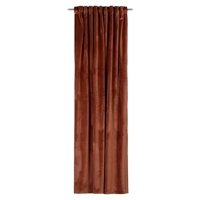 Schlaufenschal Magnum - B x H: 135 x 245 cm, 100 % Polyester, Zimt - Detailaufnahme eines eleganten, terracottafarbenen Samtvorhangs mit subtilen Falten, der an einer silbernen Gardinenstange hängt.
