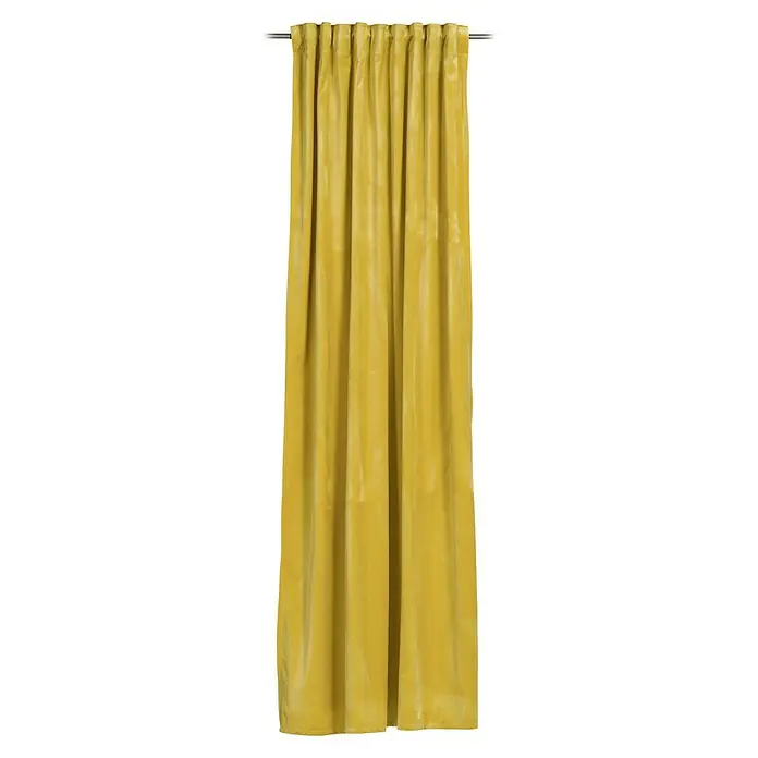 Schlaufenschal Magnum - B x H: 135 x 245 cm, 100 % Polyester, Senf - Nahaufnahme einer senfgelben Gardine mit einer silbernen Stange, die eine stilvolle Fensterdekoration und Verdunkelungslösung bietet.