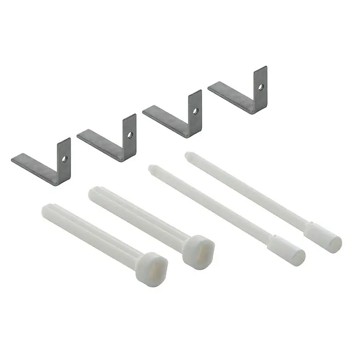 Geberit Verlängerungs-Set 240.058.001 - Passend für: Geberit Unterputz-Spülkasten - Das Bild zeigt ein Set aus vier Winkelverbindern aus Metall und vier weißen Befestigungsdübeln, die für die Installation von Objekten gedacht sind.