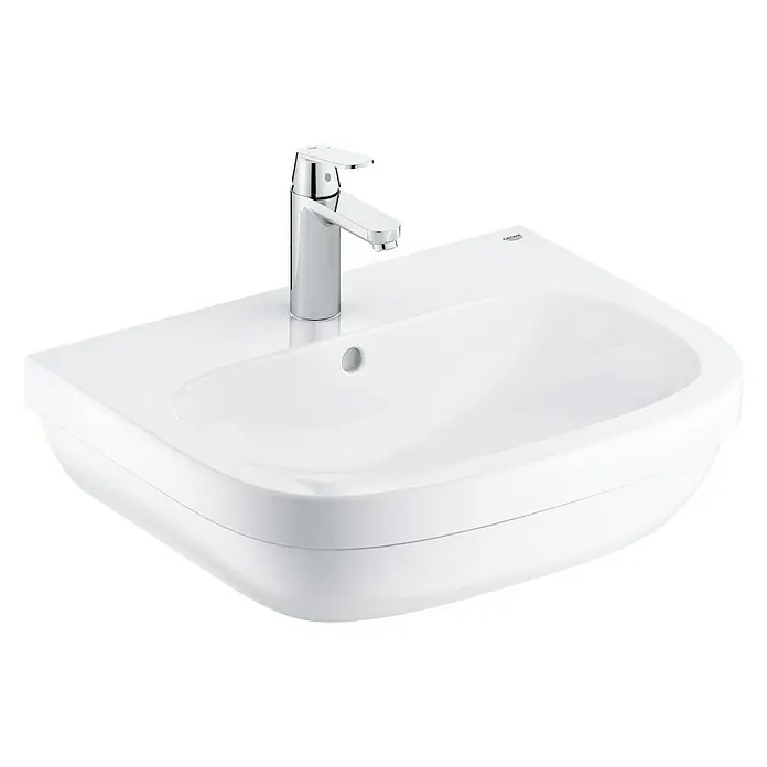 Grohe Waschtisch-Set Euro - 60 x 48 cm, Ohne Spezialglasur, Hahnloch: Mitte, Mit Überlauf, Weiß - Weißes Waschbecken mit glänzender Chromarmatur auf einem schwarzen Hintergrund.