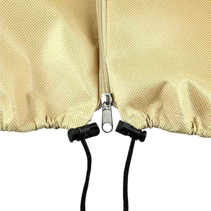 Windhager Winterschutzvlies Superprotect - L x B: 2,4 x 2 m, Beige, 100 g/m² - Nahaufnahme einer beigen wasserdichten Abdeckung mit Reißverschluss und schwarzen Kordelzügen.