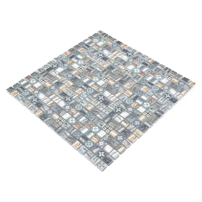 Mosaikfliese Quadrat Crystal XCM RW99 - 30 x 30 cm, Mehrfarbig, Matt - Nahaufnahme eines Mosaikfliesen-Dekorationsstücks in verschiedenen Grau-, Weiß- und Brauntönen auf schwarzem Hintergrund.