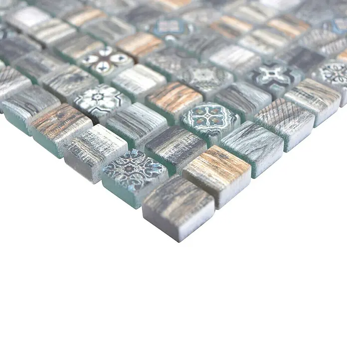 Mosaikfliese Quadrat Crystal XCM RW99 - 30 x 30 cm, Mehrfarbig, Matt - Nahaufnahme von quadratischen Mosaikfliesen mit verschiedenen Mustern und Texturen, ideal für Wand- und Bodendesign.