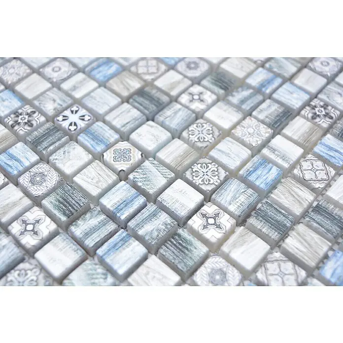 Mosaikfliese Quadrat Crystal XCM RW39 - 30 x 30 cm, Mehrfarbig, Matt - Nahaufnahme von exquisiten Mosaikfliesen in Blau-, Grau- und Weißtönen, die ein elegantes und dekoratives Muster bilden.