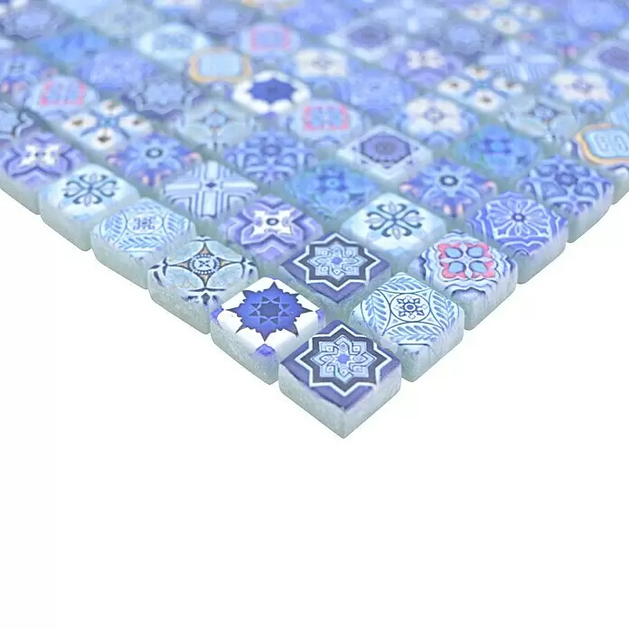 Mosaikfliese Quadrat Crystal XCM RB33 - 30 x 30 cm, Blau, Matt - Kleine quadratische Mosaikfliesen mit blauen und weißen Mustern, diagonal angeordnet.