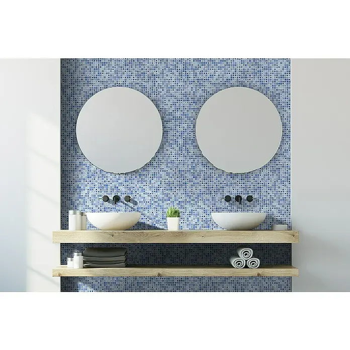 Mosaikfliese Quadrat Crystal XCM RB33 - 30 x 30 cm, Blau, Matt - Badezimmer-Szene mit blauen Mosaikfliesen, runden Spiegeln und Waschbecken auf Holzregalen, die eine moderne und stilvolle Ästhetik zeigen.