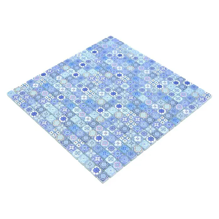 Mosaikfliese Quadrat Crystal XCM RB33 - 30 x 30 cm, Blau, Matt - Ein quadratisches Mosaikfliesenmuster in verschiedenen Blautönen mit floralen und geometrischen Designs, ideal für stilvolle Wand- und Bodengestaltung.