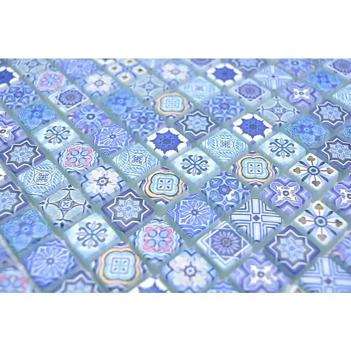 Mosaikfliese Quadrat Crystal XCM RB33 - 30 x 30 cm, Blau, Matt - Nahaufnahme von quadratischen Mosaikfliesen in Blau- und Weißtönen mit verschiedenen Mustern, die für eine auffällige Wandgestaltung sorgen.
