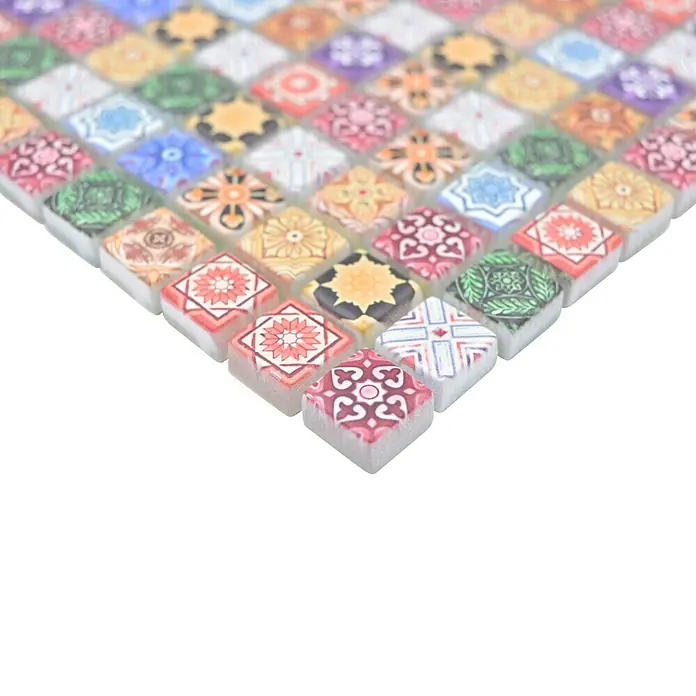 Mosaikfliese Quadrat Crystal XCM RB83 - 30 x 30 cm, Mehrfarbig, Matt - Nahaufnahme von quadratischen Mosaikfliesen mit gemusterten Oberflächen. Die Fliesen zeigen verschiedene Designs und Farben auf einem schwarzen Hintergrund.