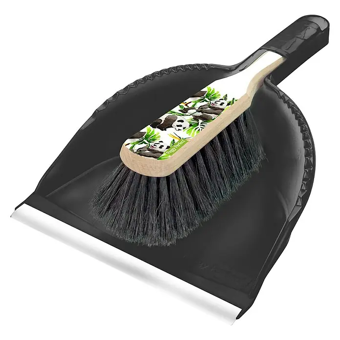 Peggy Perfect Kehr-Set Panda Bär Design - Material Borsten: Kunsthaar, Holz/Kunststoff - Ein Kehrset von Peggy Perfect mit Pandamotiv auf dem Griff der Handbürste und einer schwarzen Kehrschaufel mit silberner Kante.